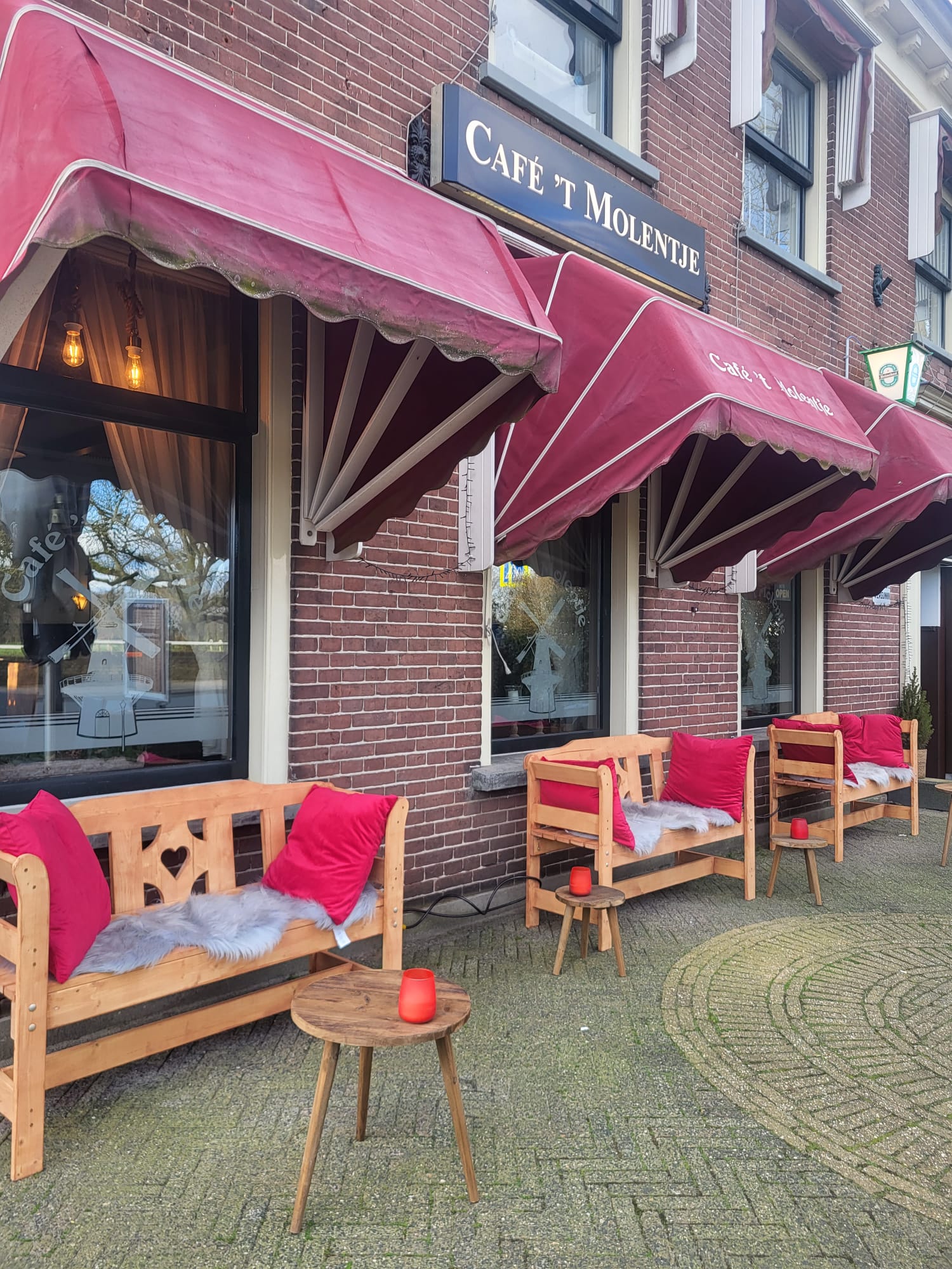 Nieuwe bankjes op het terras